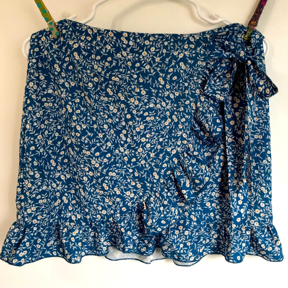 Cute spring floral skirt in blue and white with tie